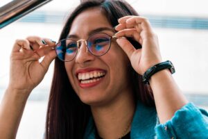 Persona che indossa occhiali, fotografia illustrativa sul tema smart glasses e privacy