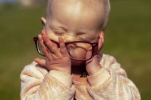 Bambino con occhiali - foto di Andy Powell su Unsplash