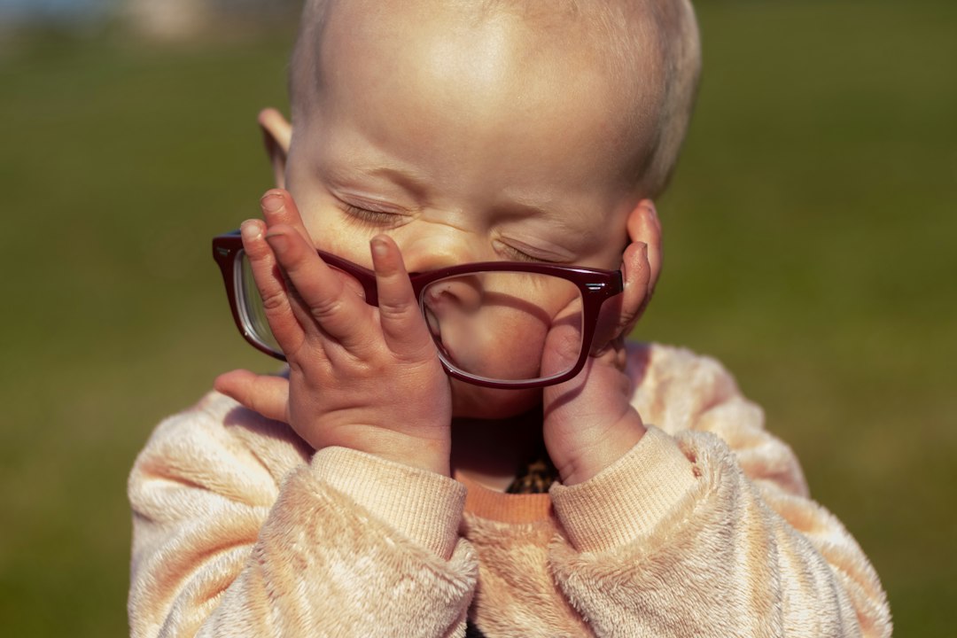 Bambino con occhiali - foto di Andy Powell su Unsplash
