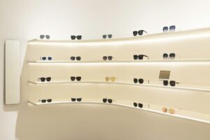 Montature esposte all'interno di un negozio di ottica, immagine editoriale