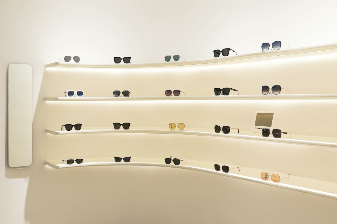 Montature esposte all'interno di un negozio di ottica, immagine editoriale